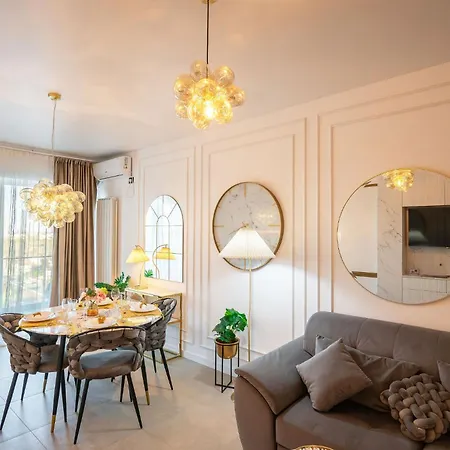 Glam In Odyssey Pools And Parking Apartman