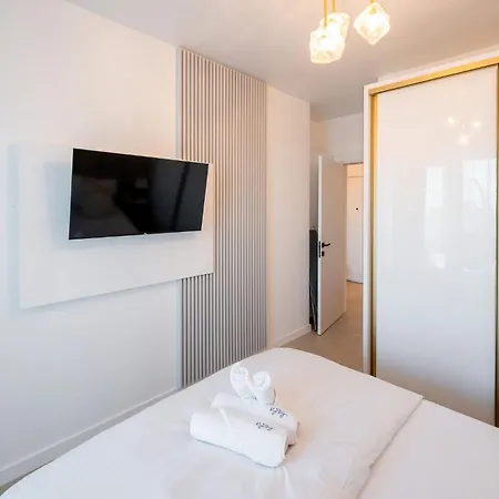 Glam In Odyssey Pools And Parking * Năvodari