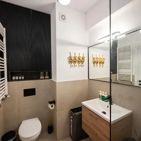 Glam In Odyssey Pools And Parking * Năvodari