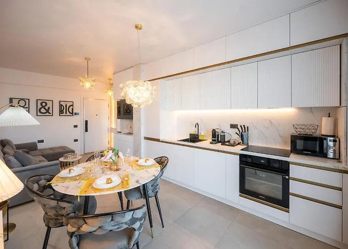 Glam In Odyssey Pools And Parking Apartment Navodari