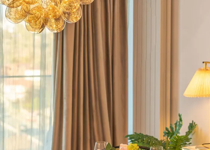 Glam In Odyssey Pools And Parking Apartment