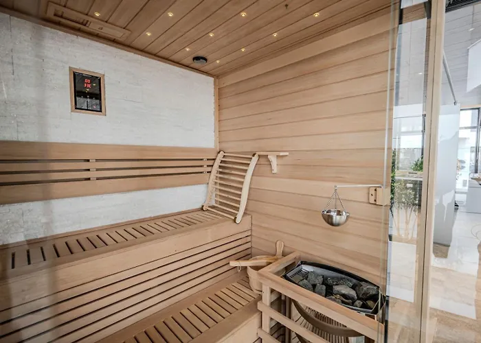 Apartment Glam In Odyssey Pools And Parking